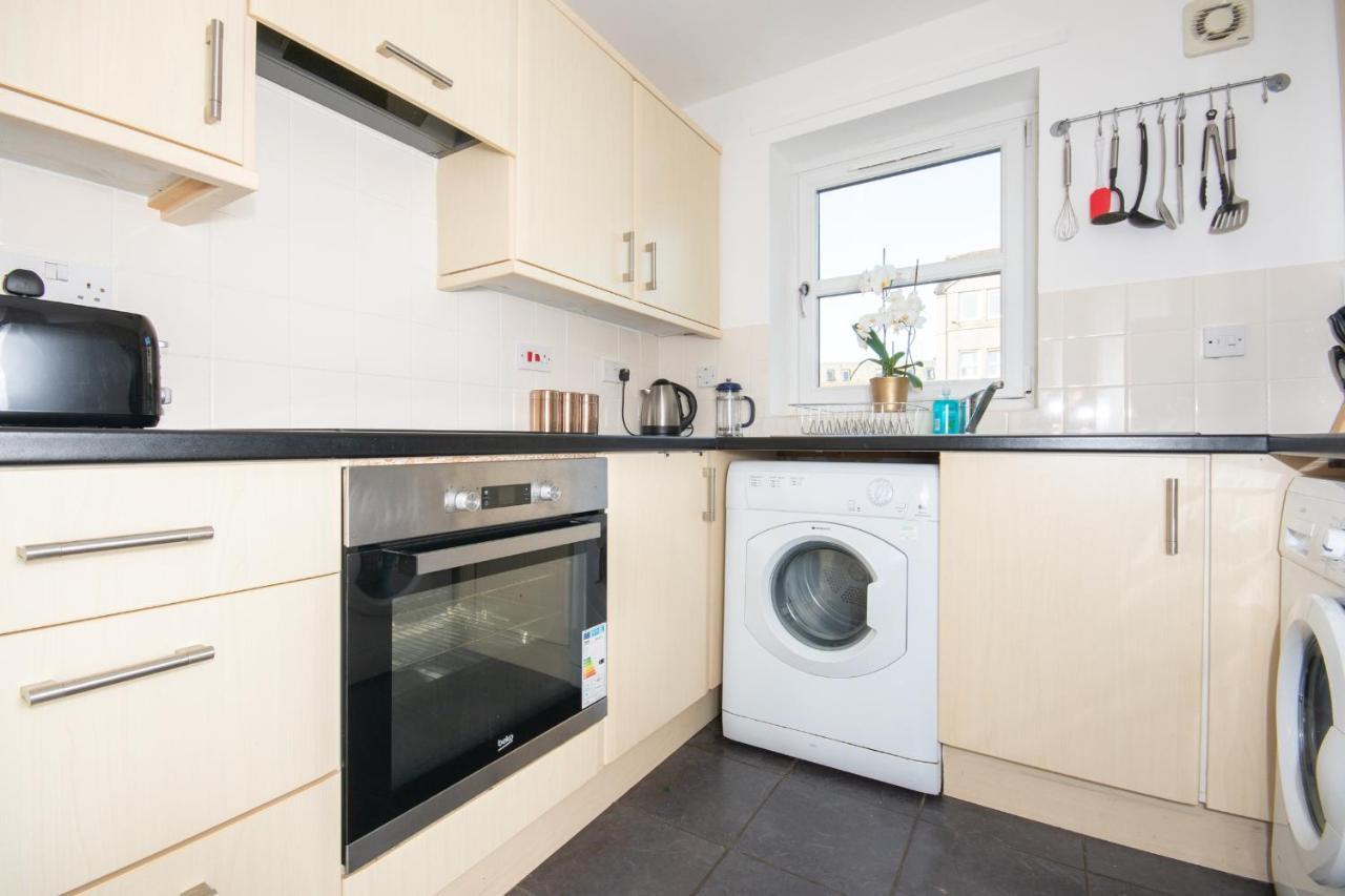 Dwellcome Home Ltd 2 Bedroom King & Double Central Apartment, Free Allocated Barrier Secured Parking Space At Rear Entrance & Fast Wifi, Ideal For Long Term Contractor, Corporate, Etc Stays, Regular Housekeeping Option - See Our Site For Assurance 애버딘 외부 사진