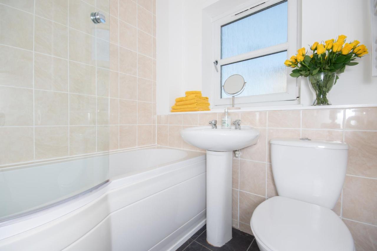 Dwellcome Home Ltd 2 Bedroom King & Double Central Apartment, Free Allocated Barrier Secured Parking Space At Rear Entrance & Fast Wifi, Ideal For Long Term Contractor, Corporate, Etc Stays, Regular Housekeeping Option - See Our Site For Assurance 애버딘 외부 사진