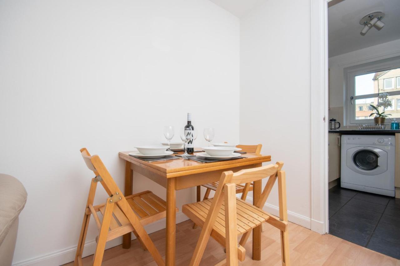 Dwellcome Home Ltd 2 Bedroom King & Double Central Apartment, Free Allocated Barrier Secured Parking Space At Rear Entrance & Fast Wifi, Ideal For Long Term Contractor, Corporate, Etc Stays, Regular Housekeeping Option - See Our Site For Assurance 애버딘 외부 사진