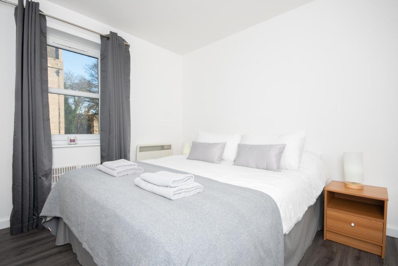 Dwellcome Home Ltd 2 Bedroom King & Double Central Apartment, Free Allocated Barrier Secured Parking Space At Rear Entrance & Fast Wifi, Ideal For Long Term Contractor, Corporate, Etc Stays, Regular Housekeeping Option - See Our Site For Assurance 애버딘 외부 사진