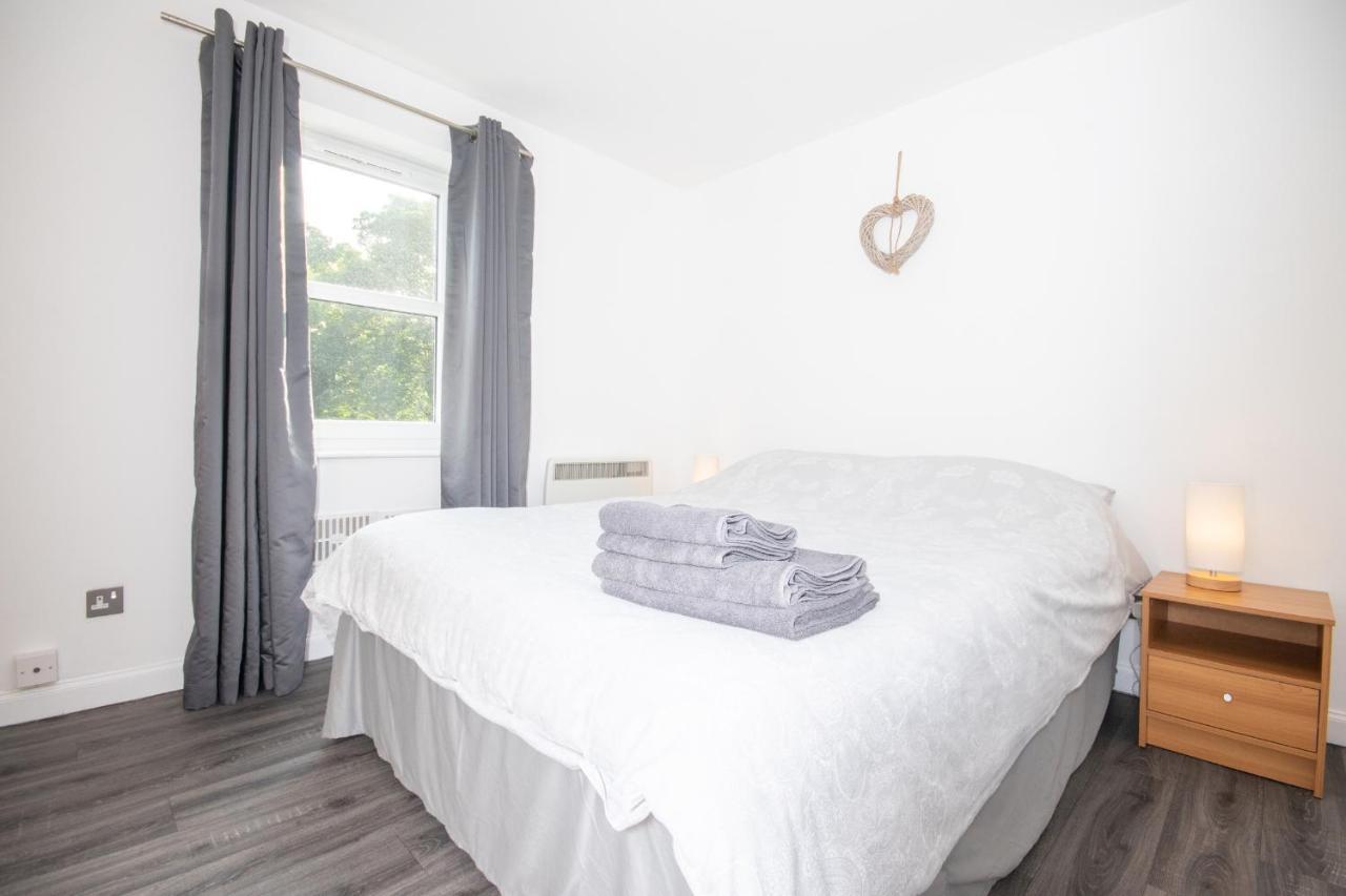 Dwellcome Home Ltd 2 Bedroom King & Double Central Apartment, Free Allocated Barrier Secured Parking Space At Rear Entrance & Fast Wifi, Ideal For Long Term Contractor, Corporate, Etc Stays, Regular Housekeeping Option - See Our Site For Assurance 애버딘 외부 사진