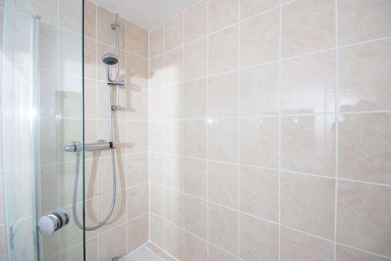 Dwellcome Home Ltd 2 Bedroom King & Double Central Apartment, Free Allocated Barrier Secured Parking Space At Rear Entrance & Fast Wifi, Ideal For Long Term Contractor, Corporate, Etc Stays, Regular Housekeeping Option - See Our Site For Assurance 애버딘 외부 사진