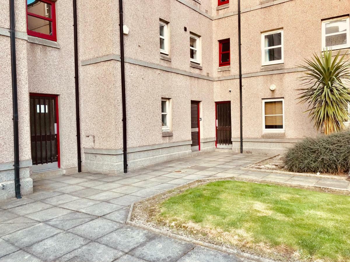 Dwellcome Home Ltd 2 Bedroom King & Double Central Apartment, Free Allocated Barrier Secured Parking Space At Rear Entrance & Fast Wifi, Ideal For Long Term Contractor, Corporate, Etc Stays, Regular Housekeeping Option - See Our Site For Assurance 애버딘 외부 사진